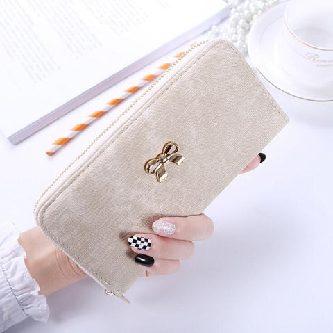 The long hand in the lady's purse holds the bag of the zipper key card